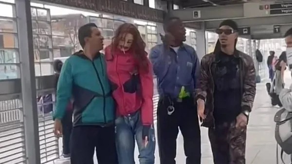 Cristian Montenegro se enojó porque le cobraron pasaje de Transmilenio a su muñeca de trapo Cristian Montenegro se enojó porque le cobraron pasaje de Transmilenio a su muñeca de trapo