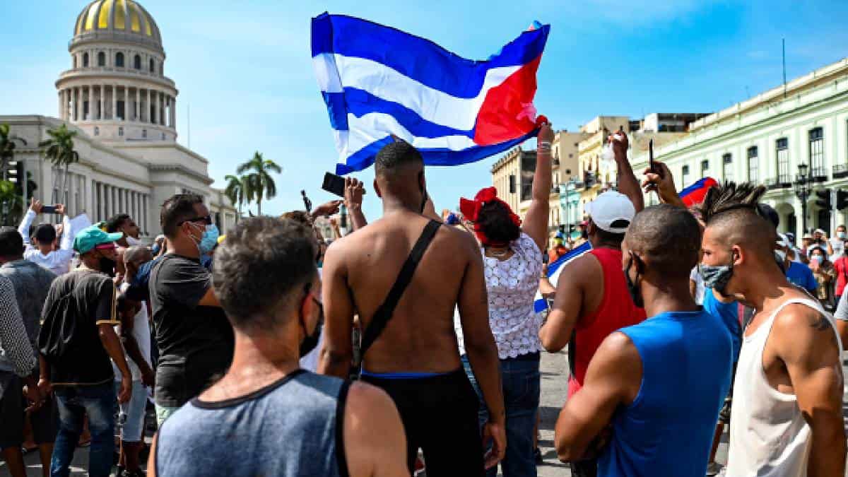 Protestas en Cuba ya dejan un muerto y más de 100 detenidos