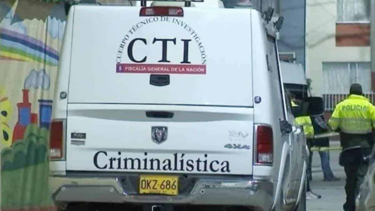 Cadáver salió disparado de un carro de criminalística