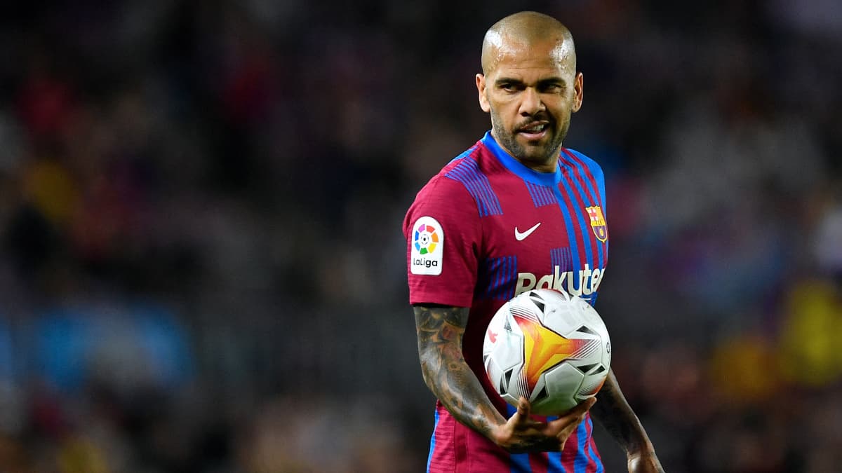 Dani Alves confirmó que no seguirá jugando en Barcelona