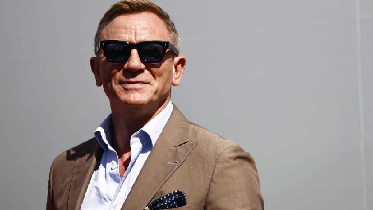 Daniel Craig es condecorado por la Reina Isabel de Inglaterra