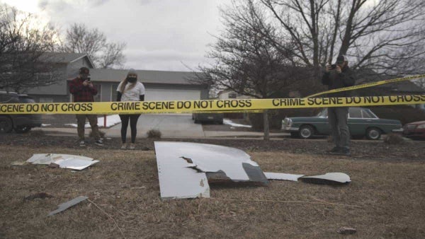 Varios fragmentos de avión cayeron sobre casas en Denver, Estados Unidos