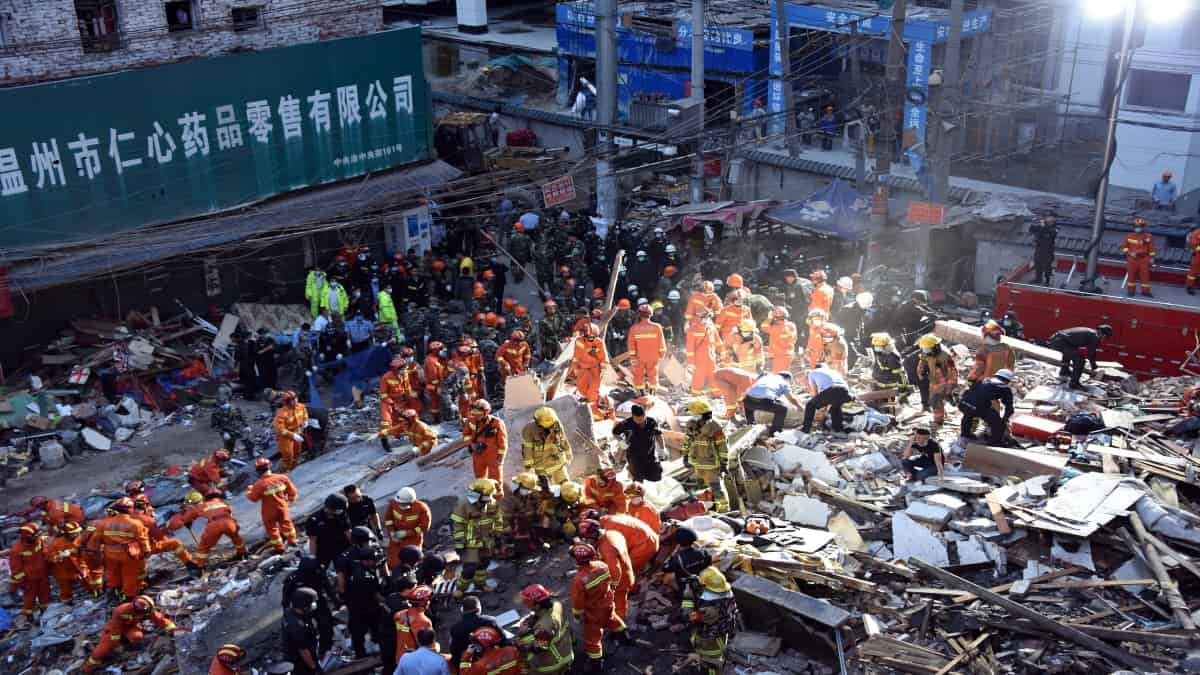 Derrumbe de un hotel en China, deja al menos 10 desaparecidos.