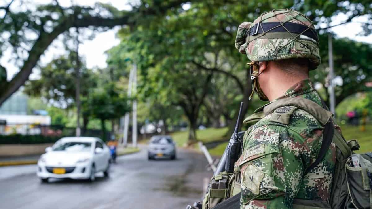 Foto: Twitter @Col_Ejercito. Fuerza Pública desbloquea más de 1.000 vías en el país.