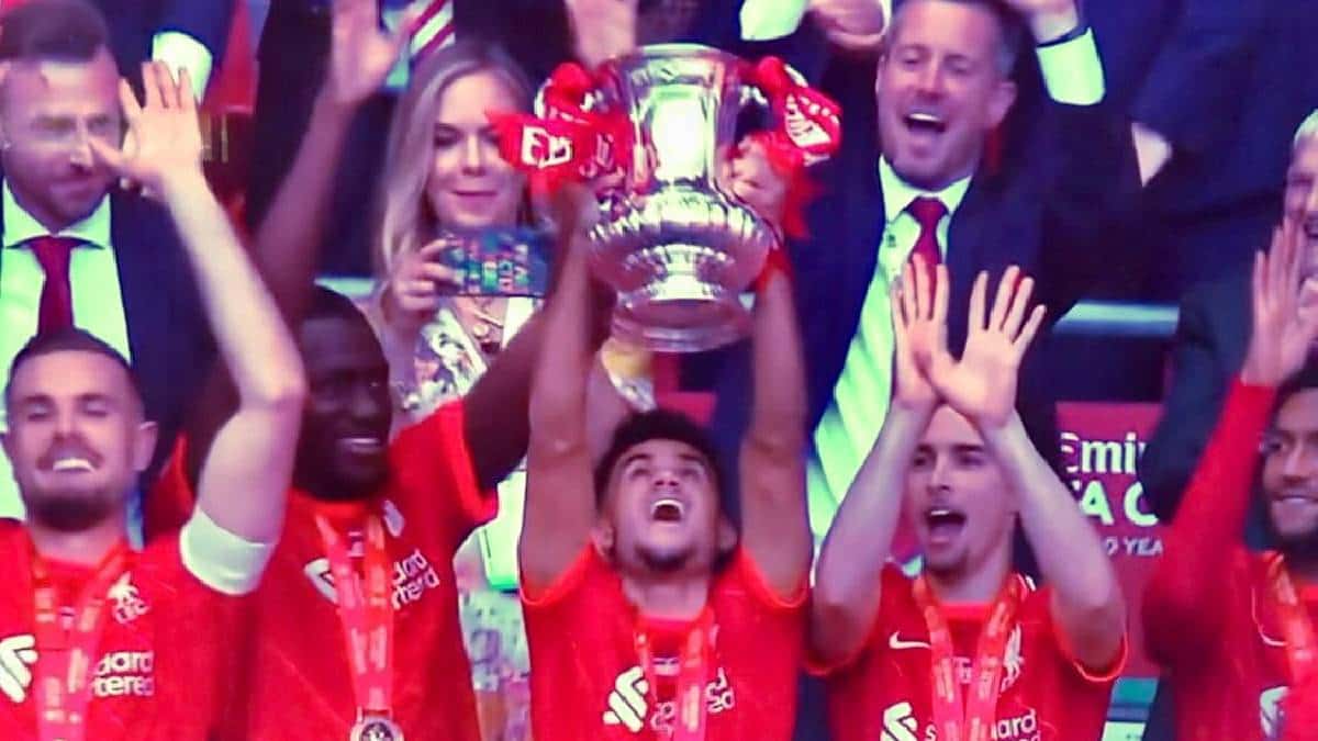 Luis Díaz levantando el trofeo de la FA CUP