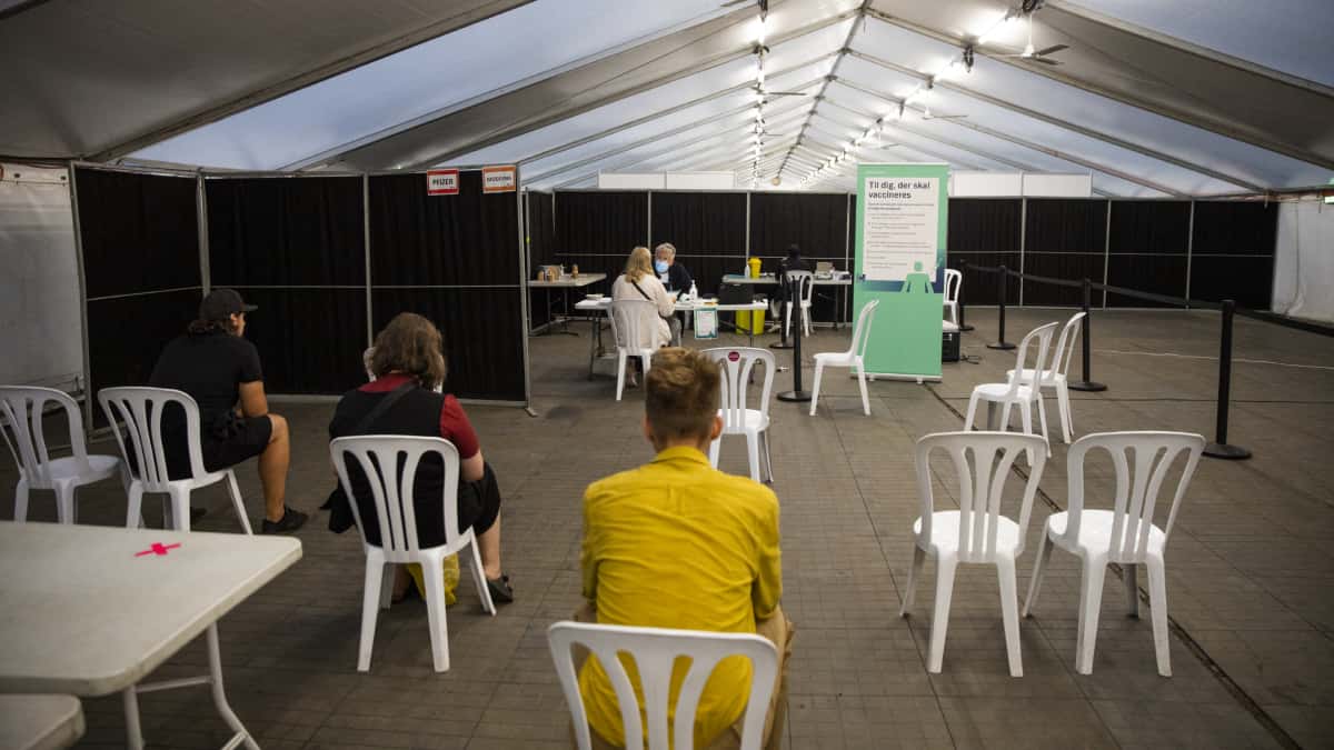 Gobierno de Dinamarca anticipa dosis de refuerzo para mayores de 40 años