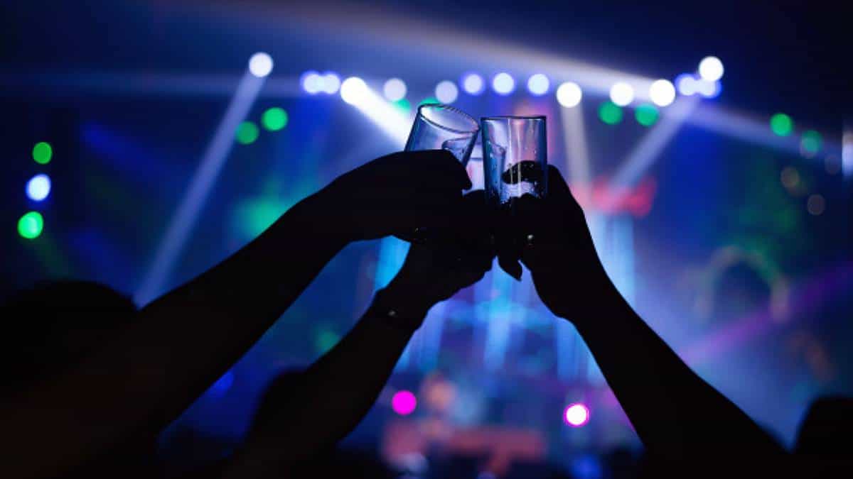 Reino Unido evaluará riesgo de contagio covid abriendo una discoteca