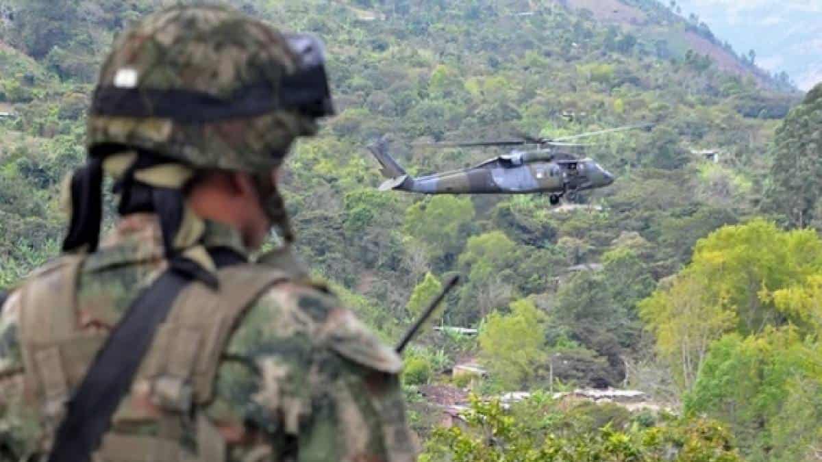Después de los combates hombres del Ejército tomaron el control de la zona