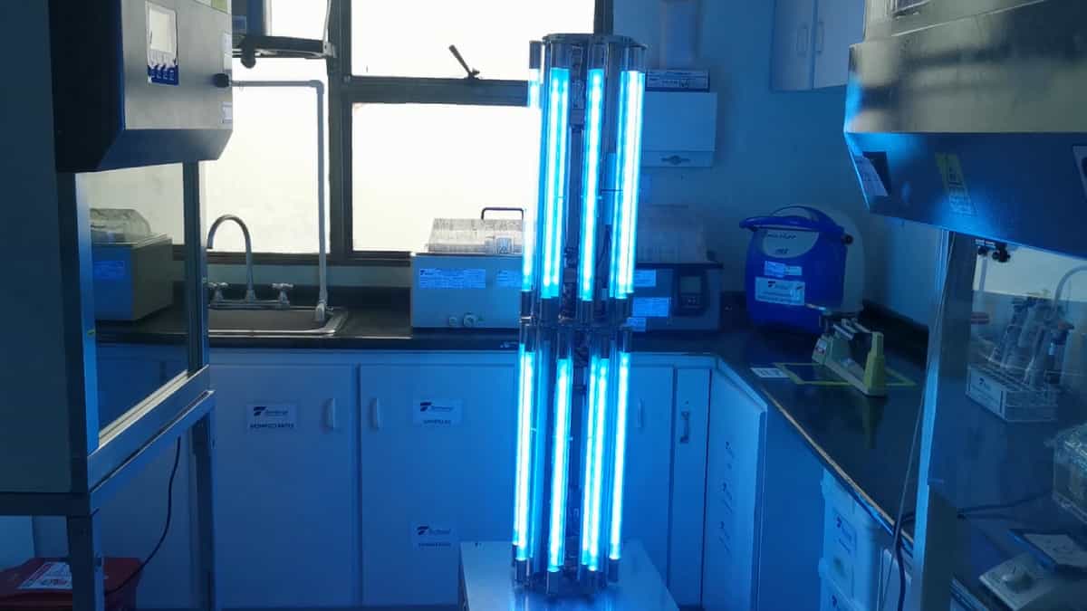 Robot podría desinfectar espacios de covid-19 sin el uso de químicos.