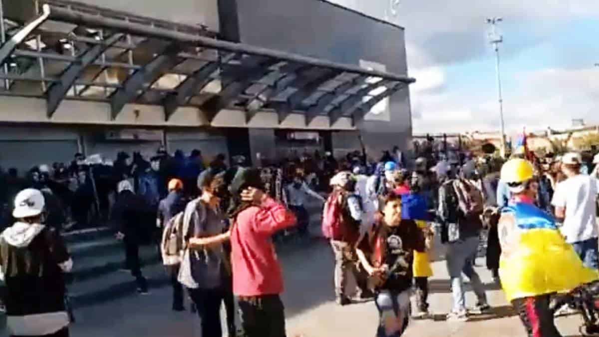 Tres policías han resultado heridos en medio de disturbios en Bogotá