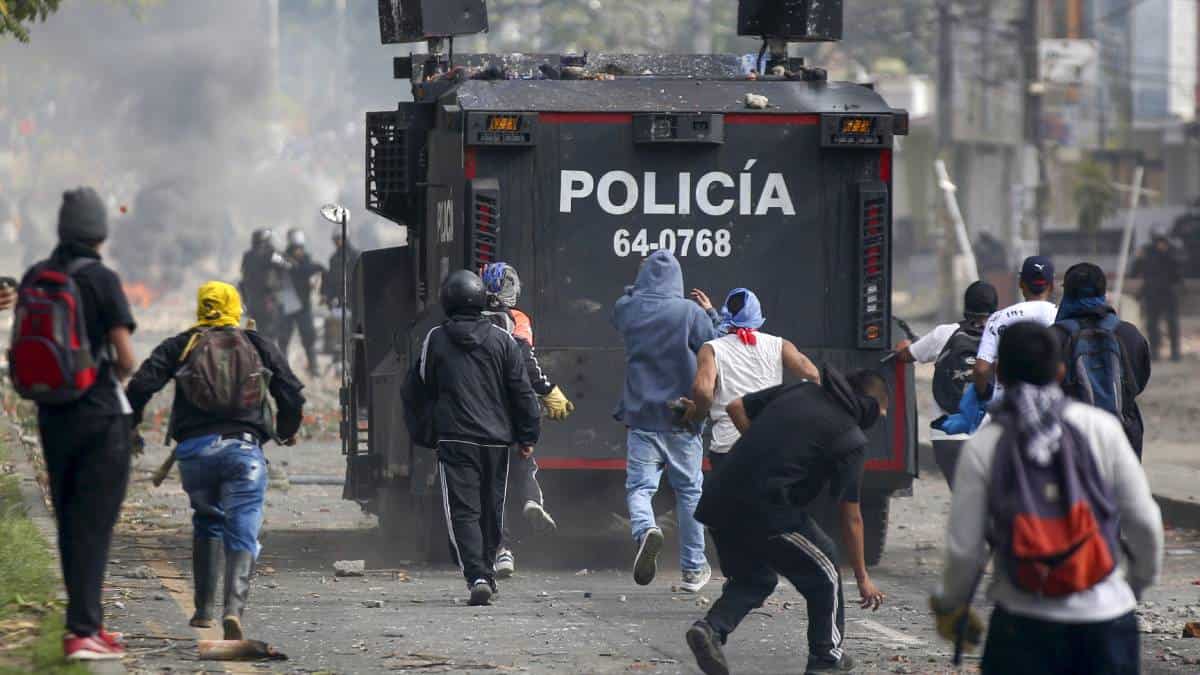 Policía del Esmad habría sido atacado con arma blanca durante disturbios en Popayán