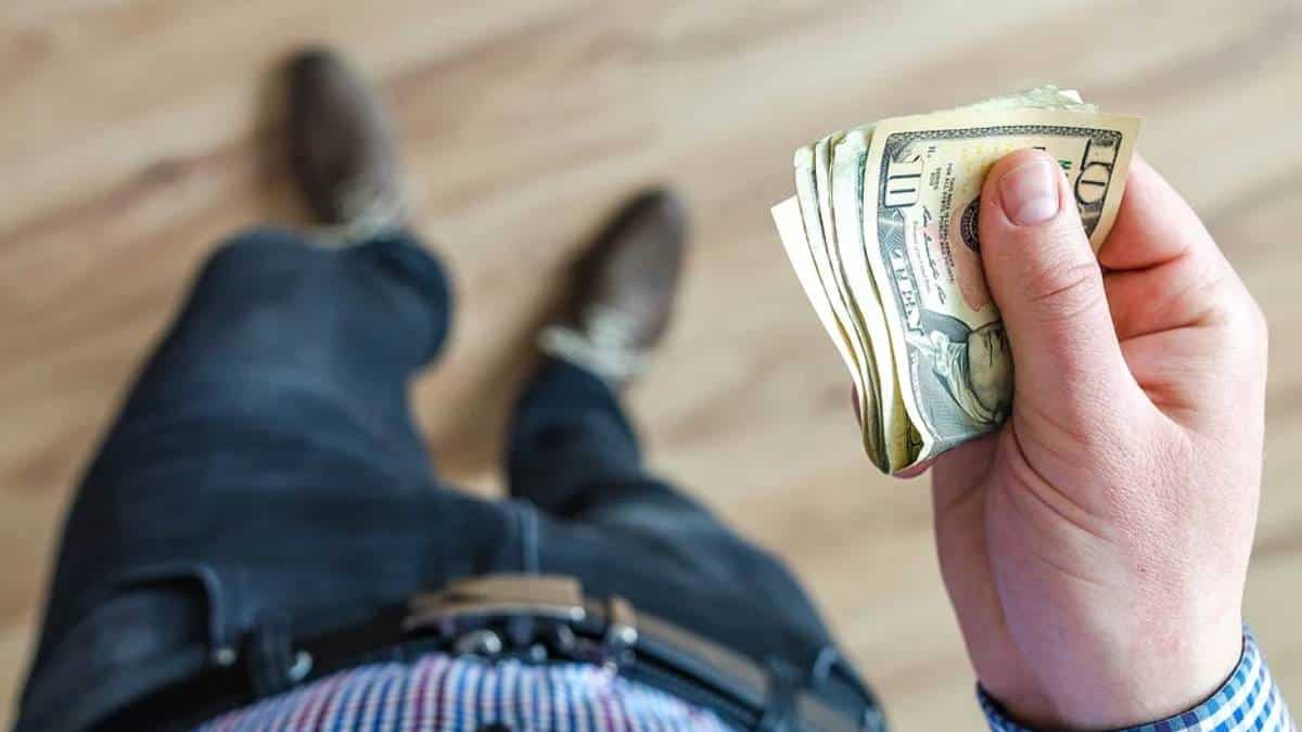 Dólar opera cerca de mínimo de una semana entre temores por ómicron