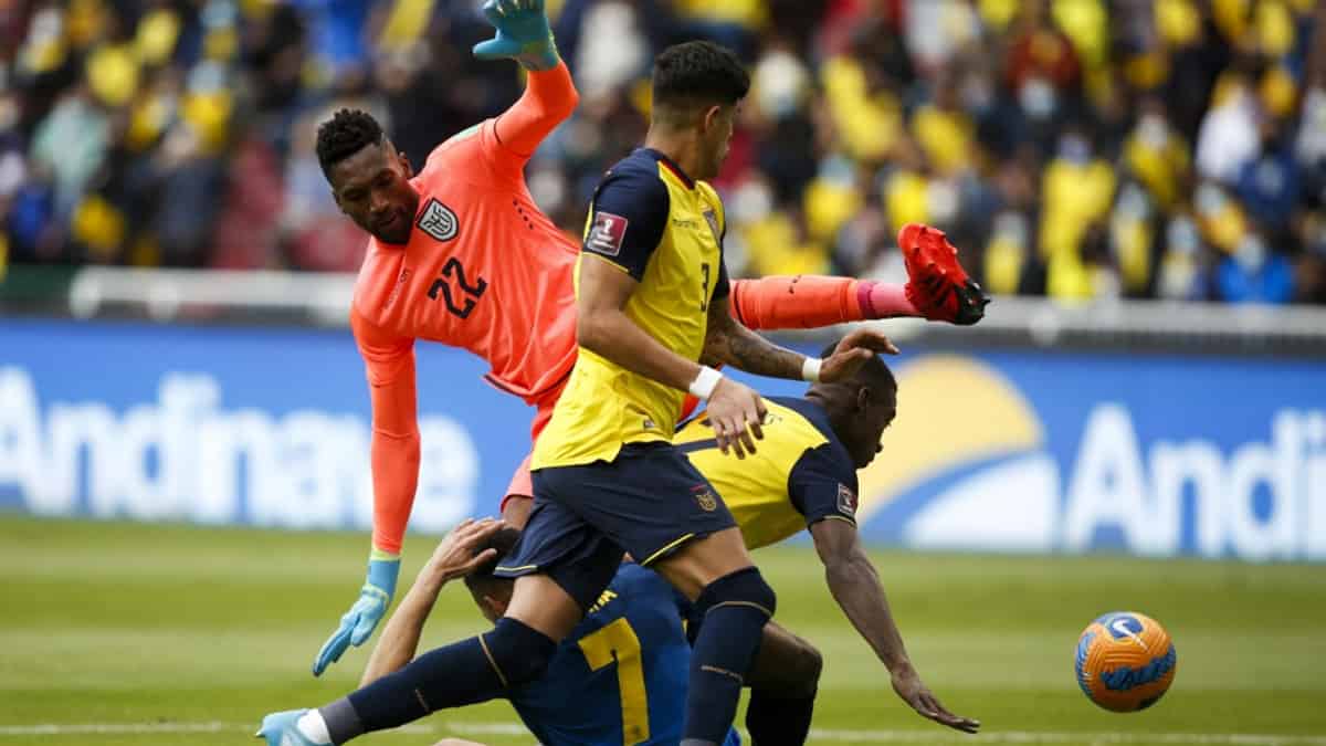 Alexander Domínguez le pegó una patada a Cunha