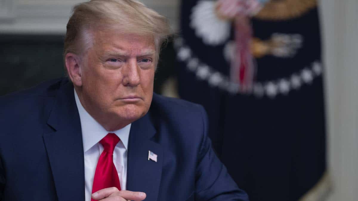 FBI habría allanado residencia de expresidente Trump