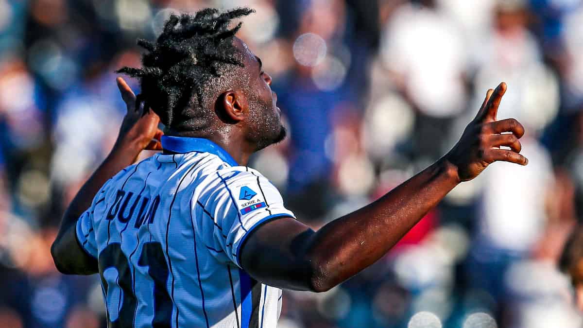Duván Zapata celebrando el gol de Atalanta