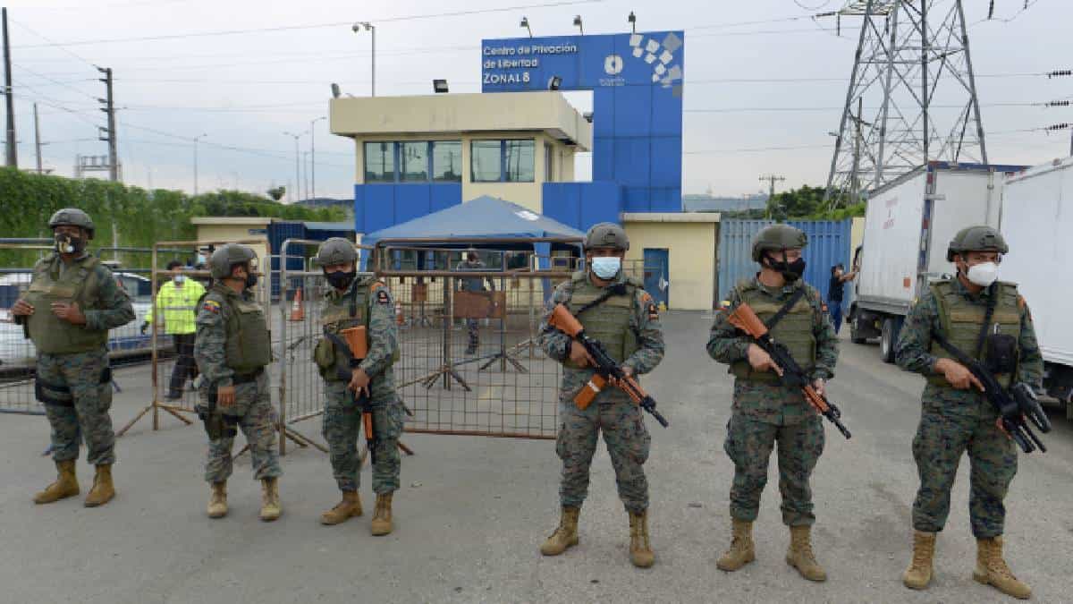 Ecuador enfrenta revueltas carcelarias que dejan 50 muertos