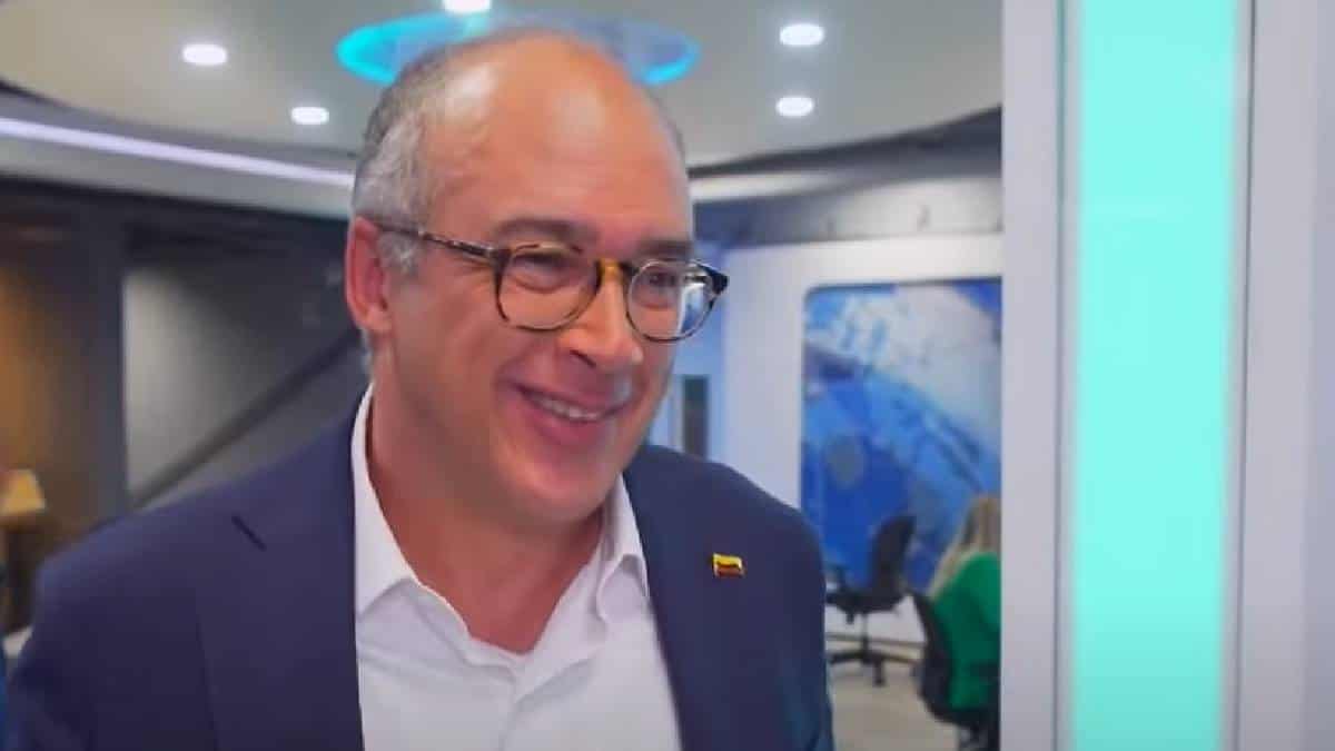 Juan Carlos Echeverry se cayó durante debate presidencial