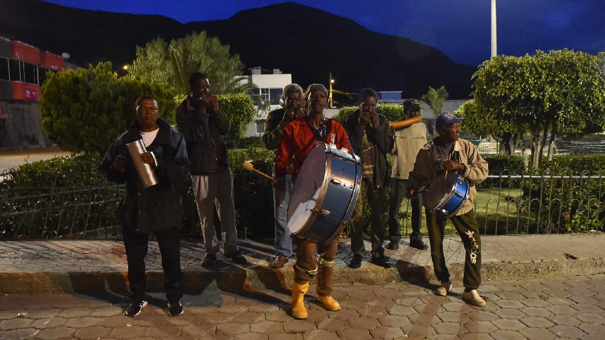 ¡Parece magia! Singular banda ecuatoriana le saca música a las hojas y calabazas