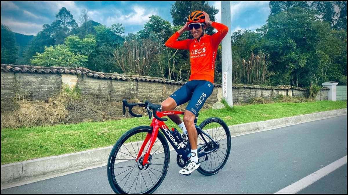 Egan Bernal parado en pedales, luego del accidente