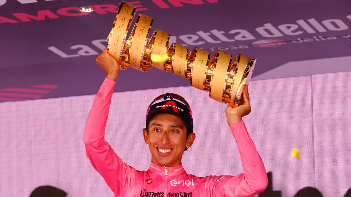 Egan Bernal con el trofeo del Giro de Italia que ganó en 2021.