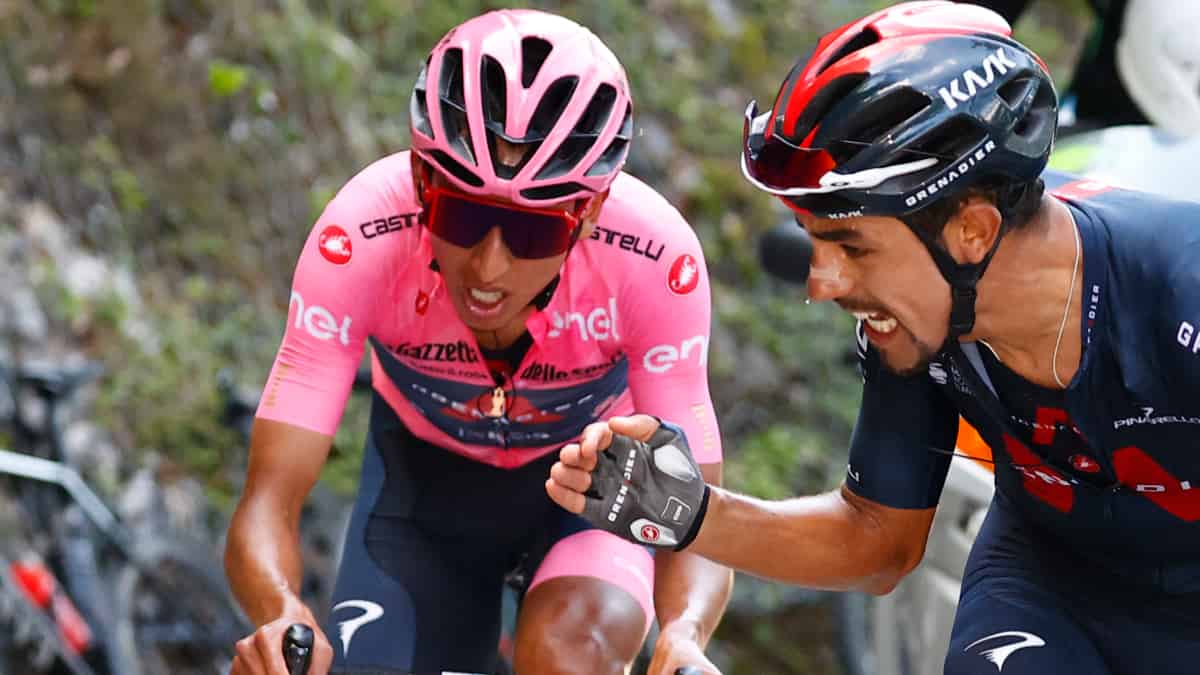 Daniel Martínez animando a Egan Bernal en el Giro de Italia 2021.