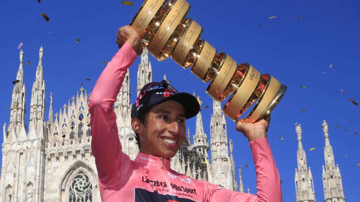 Egan Bernal tiene coronavirus y suspende su regreso al país