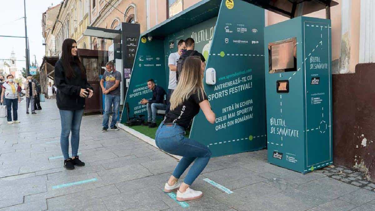 Los usuarios del transporte público deben hacer 20 sentadillas en 2 minutos.