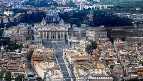 Crónicas móviles en el Vaticano: La dimensión política del papa Crónicas móviles en el Vaticano: La dimensión política del papa