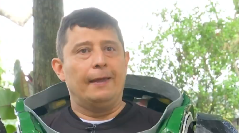 La historia de Julio, el profe que sobrevivió a una avalancha y enseña a niños en Bucaramanga.