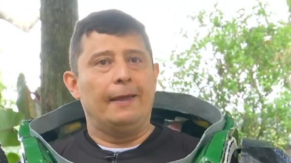 La historia de Julio, el profe que sobrevivió a una avalancha y enseña a niños en Bucaramanga