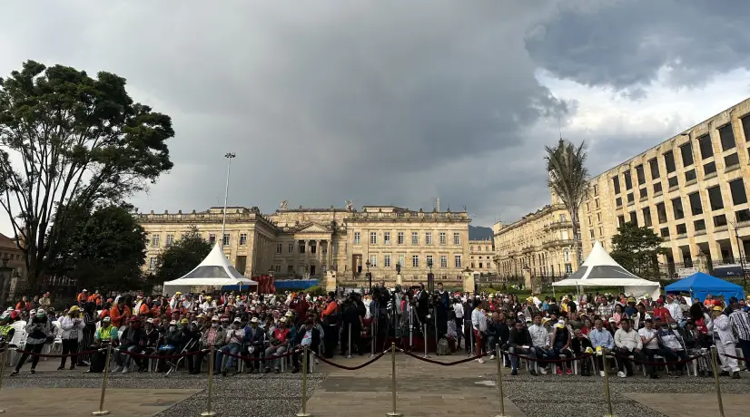 Hasta la Plaza de Armas del Palacio de Nariño llegaron cientos de habitantes de calle para compartir una cena navideña.