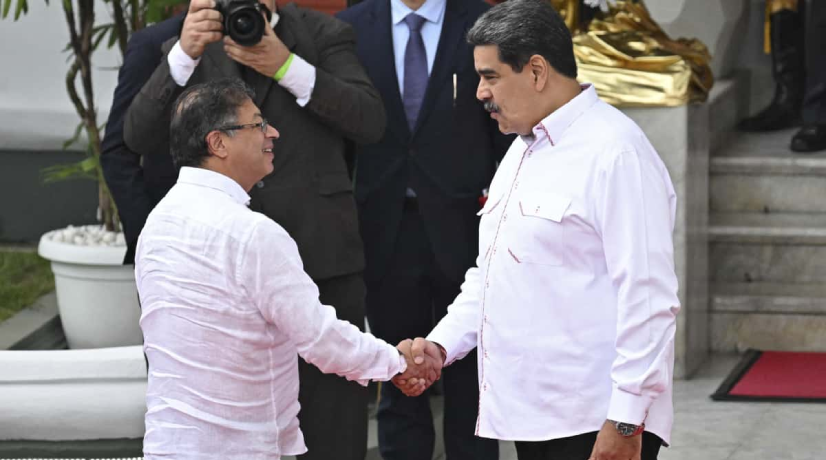 Gustavo Petro y Nicolás Maduro en el Palacio de Miraflores.