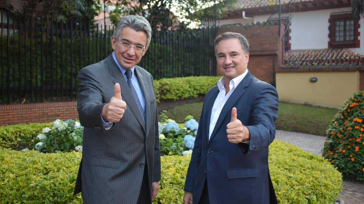 Enrique Gómez inscribe su candidatura presidencial