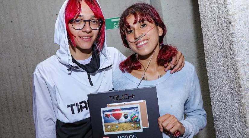 La Alcaldía Local de Kennedy entregó recientemente 100 tablets a personas en condición de discapacidad, con la finalidad de cerrar la brecha educativa.