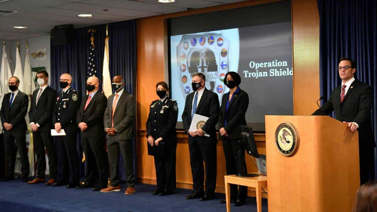 Conferencia de prensa en San Diego, California anunciando el éxito de la operación conjunta internacional "Escudo de Troya".