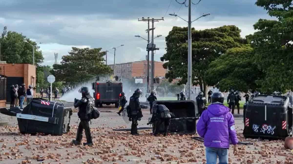 Foto: NoticiasRCN.com Retiran de sus cargos a agentes del Esmad por abuso de la fuerza en Suba