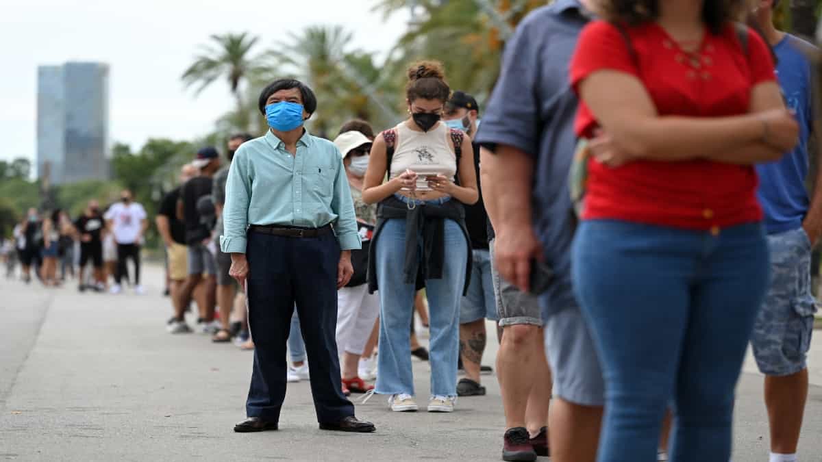 Españoles se aferran al uso del tapabocas ante amenaza de nueva ola del covid