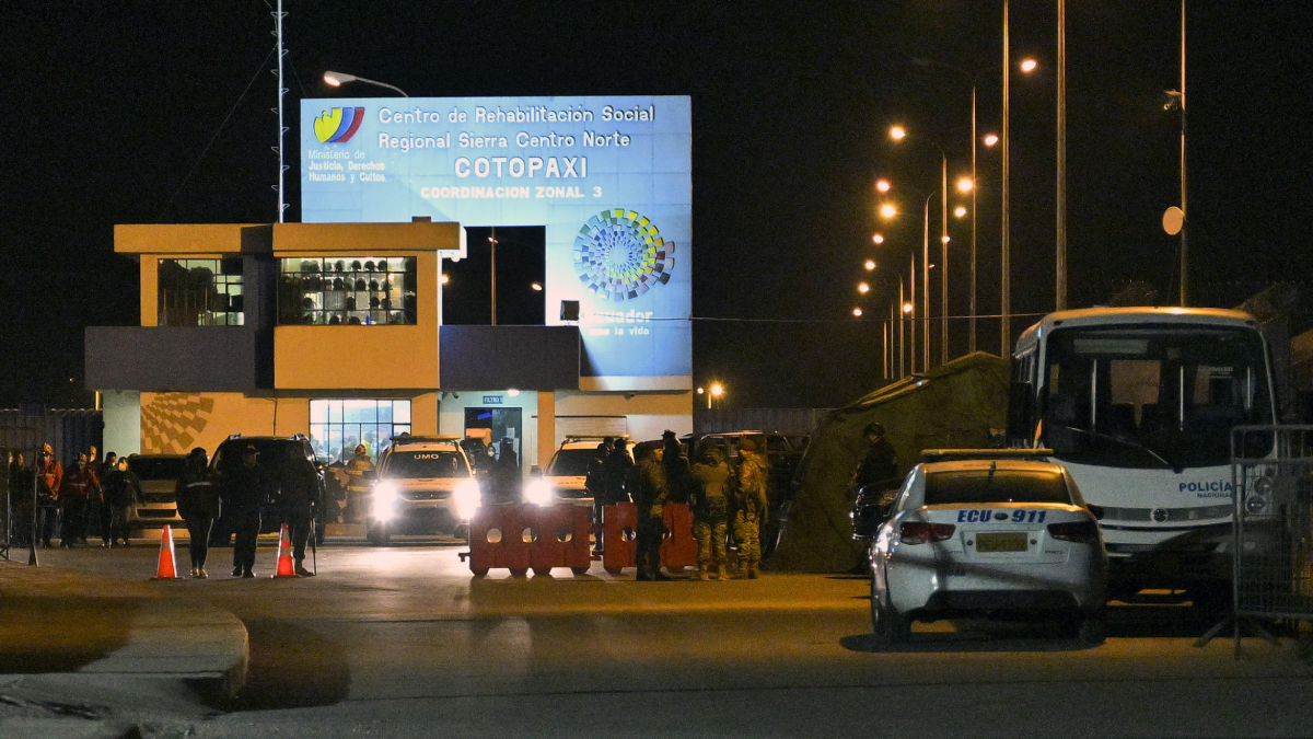 Motín en cárcel de Ecuador deja 15 internos muertos