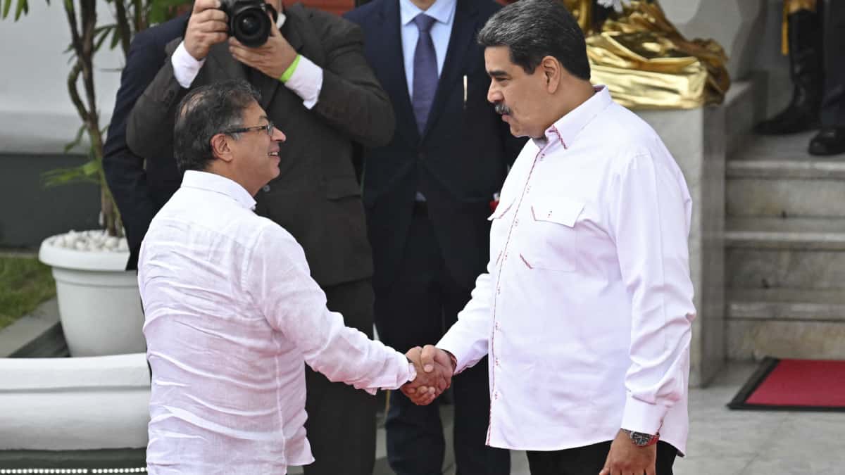 Estrechón de manos entre Nicolás Maduro y Gustavo Petro