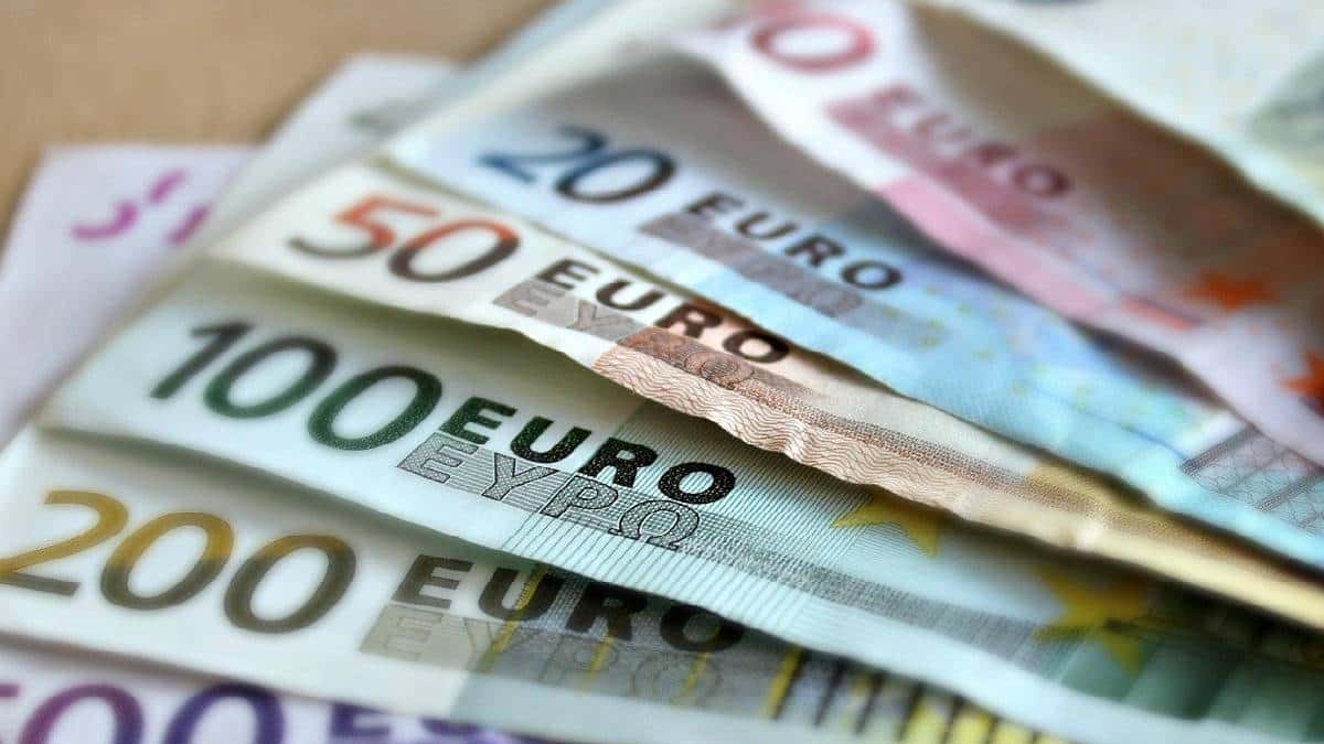 Caída histórica del euro frente al dólar