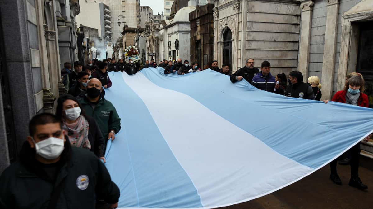 Algunos argentinos se reunieron en el cementerio de La Recoleta, donde se encuentran los restos de Eva Perón.