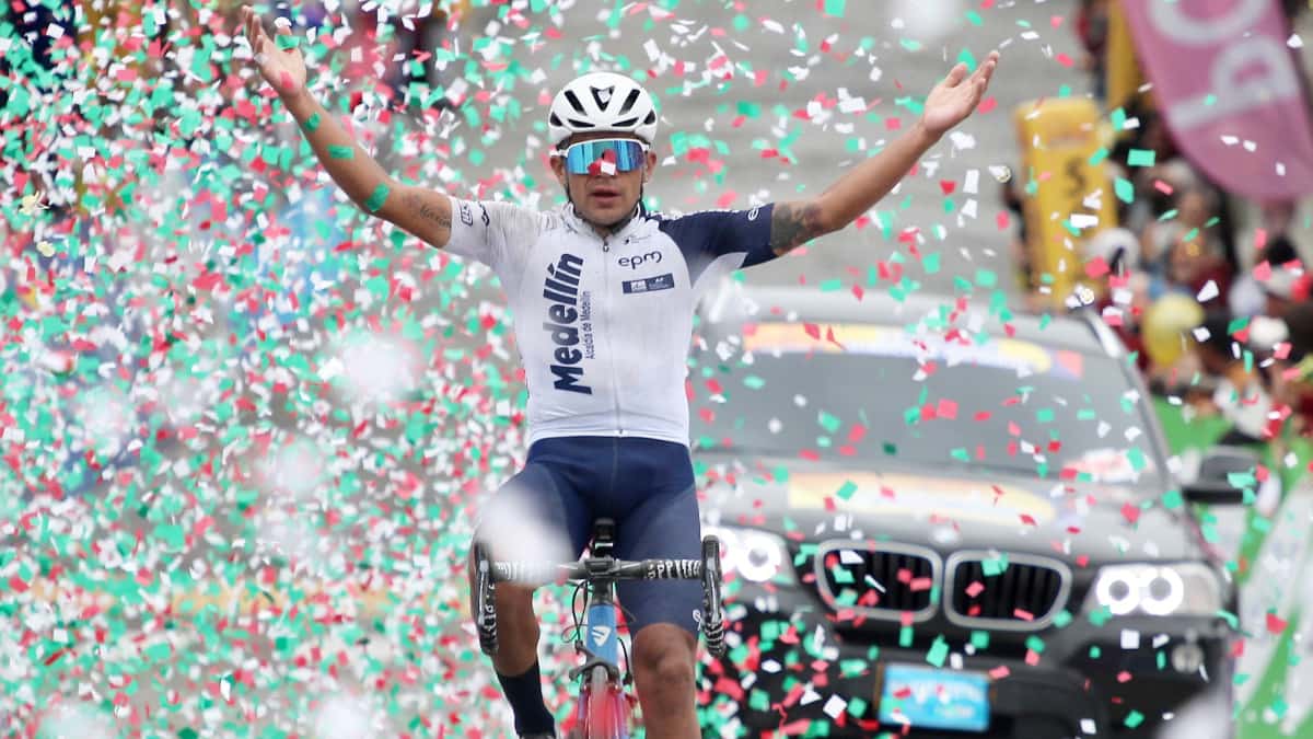 Fabio Duarte en la llegada a la meta de la quinta etapa de la Vuelta a Colombia 2022.