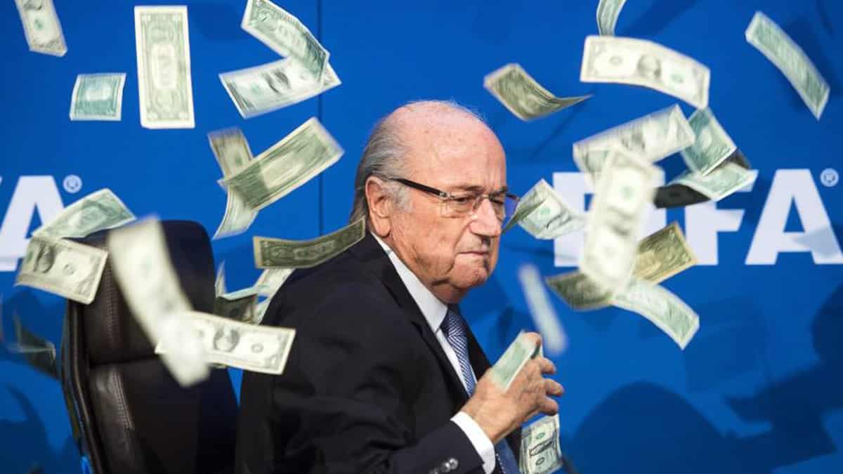 Joseph Blatter debió salir de la presidencia de Fifa por el escándalo.