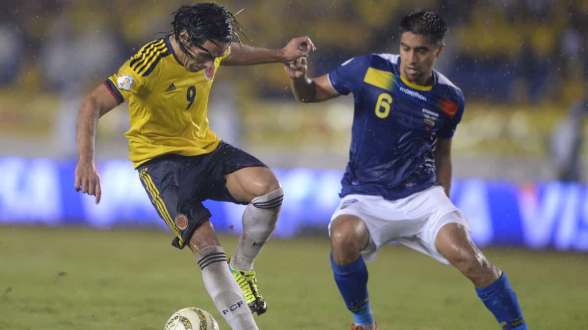Falcao García enfrentando a Ecuador en la Eliminatoria a Brasil 2014.