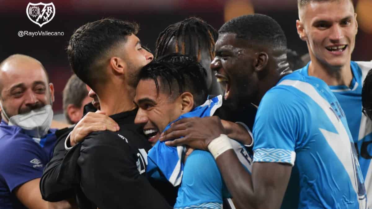 Falcao García celebrando su gol con sus compañeros.
