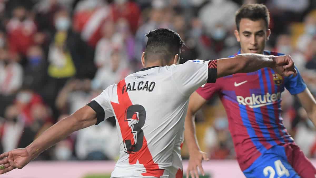 Falcao enfrentando a Barcelona