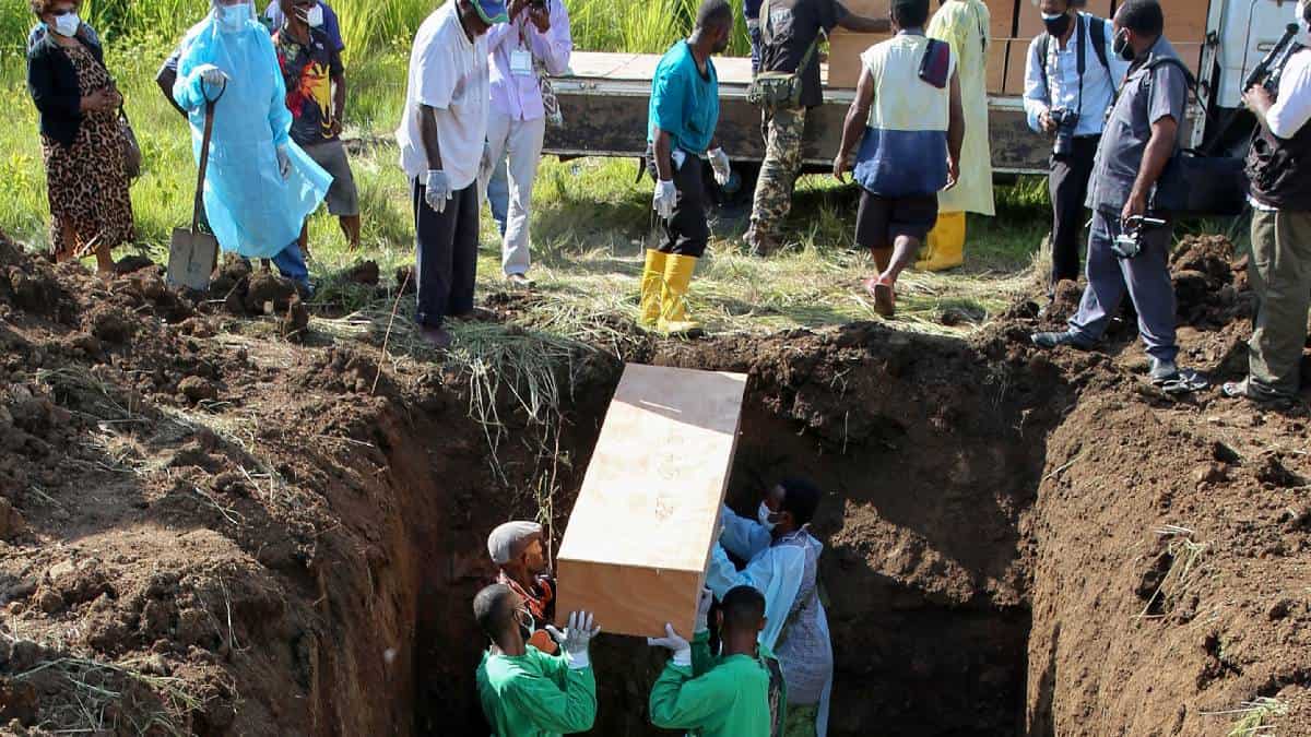 Unos 300 cadáveres se acumulan allí, algunos desde el mes de marzo, en una instalación prevista para acoger sólo 60.