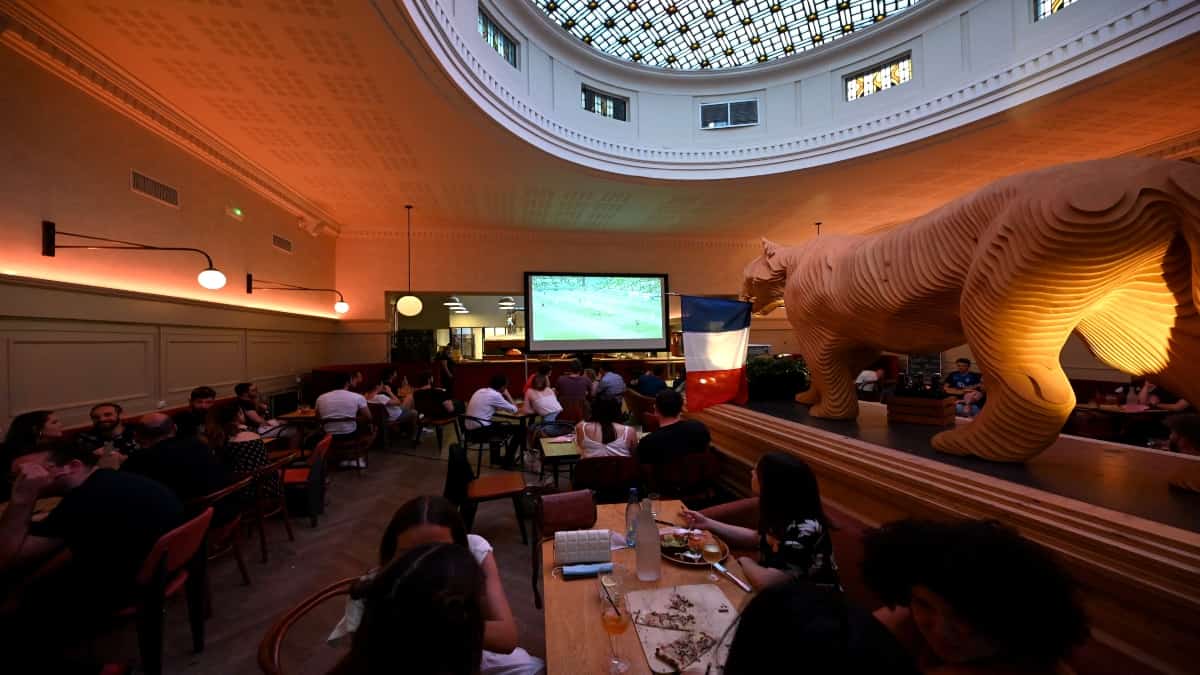 Francia abre sus discotecas.