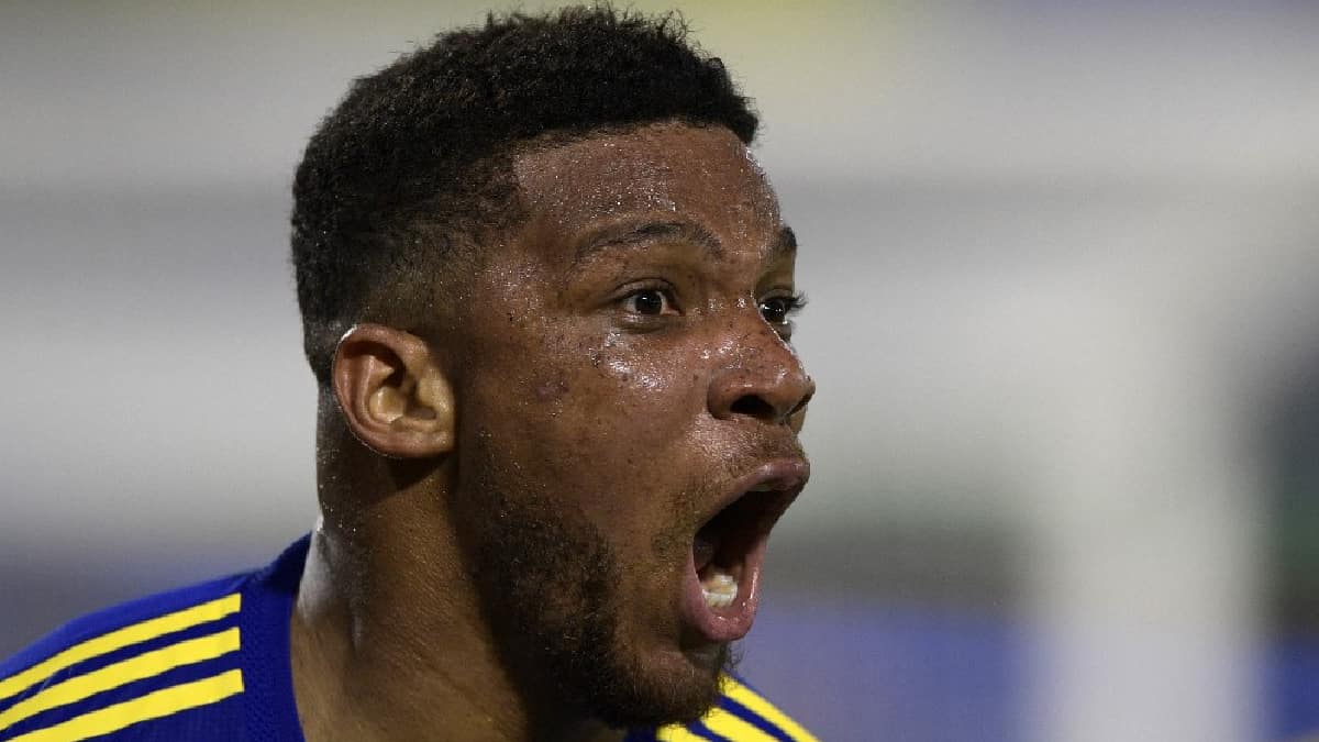 Frank Fabra celebrando su gol.