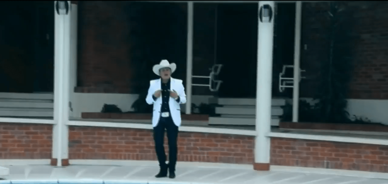 El cantante Freddy Burbano fue acusado por la Fiscalía por el delito de homicidio culposo. Esto por el accidente en el que perdió la vida una joven de 21 años.